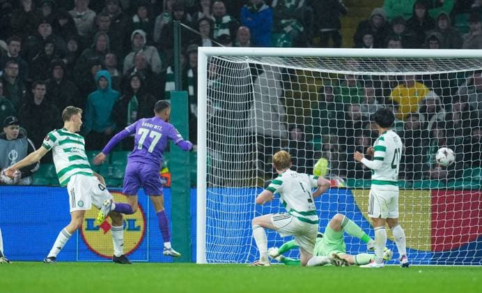 Dane Murray of Celtic s attempted clearance hits off Gabri Martinez of SC Braga and past Celtic goalkeeper Kasper Schmeichel to give SC Braga a 0-2 lead. Celtic v Braga, UEFA Europa League, Group Stage, Football, Celtic Park, Glasgow, Scotland, UK - 02 Oct 2025Glasgow Celtic Park Scotland United Kingdom EDITORIAL USE ONLY No use with unauthorised audio, video, data, fixture lists, club league logos or live services. Online in-match use limited to 120 images, no video emulation. No use in betting, games or single club league player publications. Copyright: xStuartxWallace Shutterstockx 15504055bz