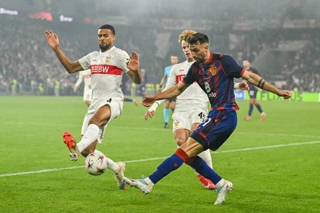 Dominik Schmid FC Basel, 31 on the ball in front of Josha Vagnoman VfB Stuttgart, 04 , Lazar Jovanovic VfB Stuttgart, 45 CH, FC Basel VfB Stuttgart, Football, Europa League, Matchday 2, Season 2025 2026, 02 10 2025 CH, FC Basel VfB Stuttgart, Football, Europa League, Matchday 2, Season 2025 2026, 02 10 2025 Basel Copyright: xEibner-Pressefoto ThomasxHessx EP_THS