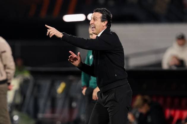 2025-10-02 Feyenoord v Aston Villa - UEFA Europa League, League phase, MD2 ROTTERDAM, NETHERLANDS - OCTOBER 2: Headcoach Unai Emery of Aston Villa coaches his players during the UEFA Europa League, League phase, MD2 match between Feyenoord and Aston Villa at Stadion Feijenoord on October 2, 2025 in Rotterdam, Netherlands. Rotterdam Stadion Feijenoord Netherlands Content not available for redistribution in The Netherlands directly or indirectly through any third parties. Copyright: xHansxvanxderxValkx