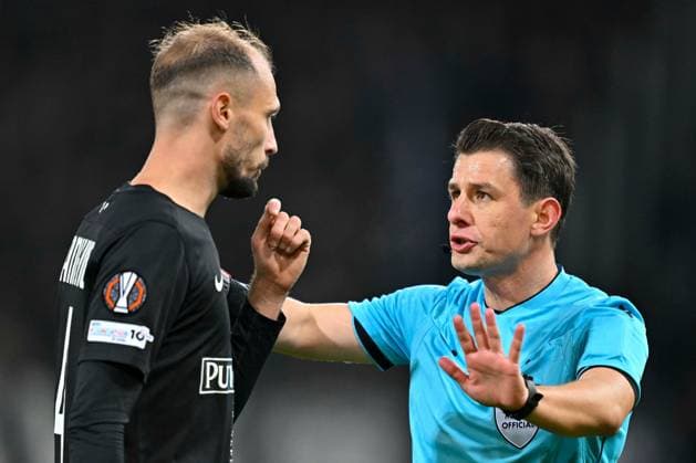 SOCCER - UEFA EL, Sturm vs Glasgow GRAZ,AUSTRIA,02.OCT.25 - SOCCER - UEFA Europa League, SK Sturm Graz vs Glasgow Rangers FC. Image shows Jon Gorenc Stankovic (Sturm) and referee Umut Meler (TUR).  GEPAxpictures xAvnixRetkoceri