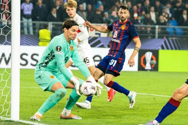 Basel, Switzerland, October 02th 2025 Marwin Hitz (1 Basel) Strong performance during the Europa League football match between FC Basel 1893 and VfB Stuttgart at St. Jakob Park in Basel, Switzerland. Pascal von Büren (Pascal von Büren SPP) Copyright: xPascalxvonxBürenx xSPPx spp-en-PaVoBSp-PAVO_Foto-30