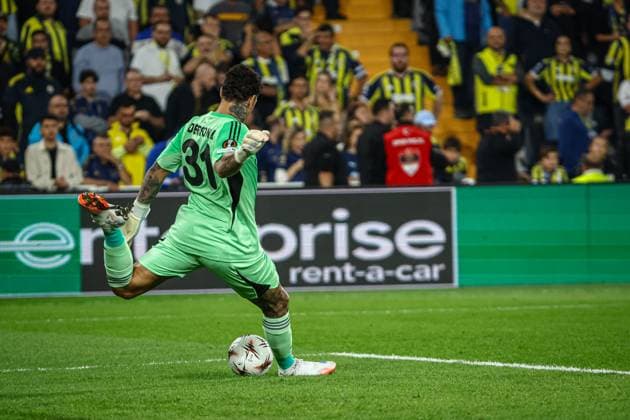Fenerbahce vs Nice UEFA Europa League 2025-26 MD2 Santos Santana de Moraes of Fenerbahce SK kicks the ball during the match. Fenerbahce and Nice faced each other at UEFA Europa League 2025 26 League Phase MD2. The match took place in Ulker Fenerbahce Sukru Saracoglu Stadium on October 2, 2025. Istanbul Istanbul Turkey Copyright: xBurakxBasturkx