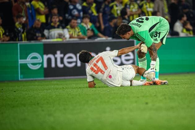 Fenerbahce vs Nice UEFA Europa League 2025-26 MD2 Tiago Gouveia for OGC Nice lies on the field helped by Santos Santana de Moraes of Fenerbahce SK. Fenerbahce and Nice faced each other at UEFA Europa League 2025 26 League Phase MD2. The match took place in Ulker Fenerbahce Sukru Saracoglu Stadium on October 2, 2025. Istanbul Istanbul Turkey Copyright: xBurakxBasturkx