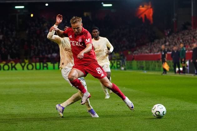 Topi Keskinen of Aberdeen controls the ball Aberdeen vs Shakhtar Donetsk, UEFA Conference League, Group Stage, Football, Pittodrie, Aberdeen, Scotland, UK - 02 Oct 2025Aberdeen Pittodrie Scotland United Kingdom EDITORIAL USE ONLY No use with unauthorised audio, video, data, fixture lists, club league logos or live services. Online in-match use limited to 120 images, no video emulation. No use in betting, games or single club league player publications. Copyright: xPetexSummers Shutterstockx 15504060bt