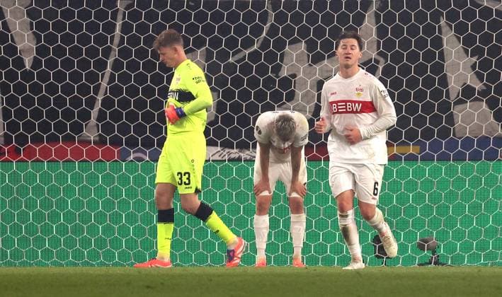 02 10 2025, Switzerland, Basel, Soccer UEFA Europa League, FC Basel vs VfB Stuttgart, disappointment after the 2 0 goal, f l Alexander Nübel VfB , Ramon Hendriks VfB , Angelo Stiller VfB