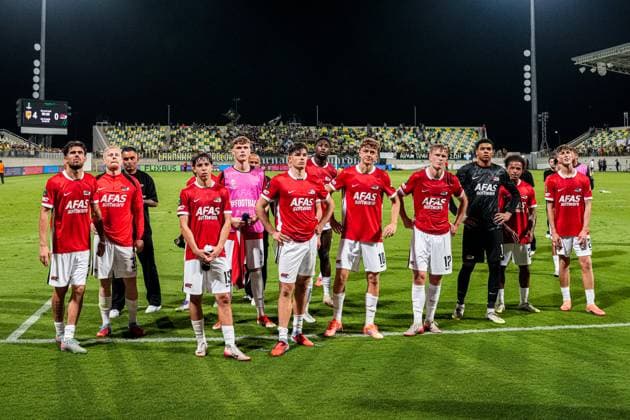 2025-10-02 AEK Larnaca FC v AZ Alkmaar - UEFA Conference League 2025 26 League Phase MD1 LARNACA, CYPRUS - OCTOBER 2: players of AZ Alkmaar thank the fans during the UEFA Conference League 2025 26 League Phase MD1 match between AEK Larnaca FC and AZ Alkmaar at AEK Arena on October 2, 2025 in Larnaca, Cyprus. Larnaca AEK Arena Cyprus Content not available for redistribution in The Netherlands directly or indirectly through any third parties. Copyright: xEdxvanxdexPolx
