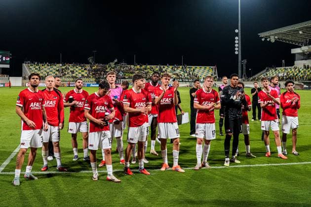 2025-10-02 AEK Larnaca FC v AZ Alkmaar - UEFA Conference League 2025 26 League Phase MD1 LARNACA, CYPRUS - OCTOBER 2: players of AZ Alkmaar thank the fans during the UEFA Conference League 2025 26 League Phase MD1 match between AEK Larnaca FC and AZ Alkmaar at AEK Arena on October 2, 2025 in Larnaca, Cyprus. Larnaca AEK Arena Cyprus Content not available for redistribution in The Netherlands directly or indirectly through any third parties. Copyright: xEdxvanxdexPolx