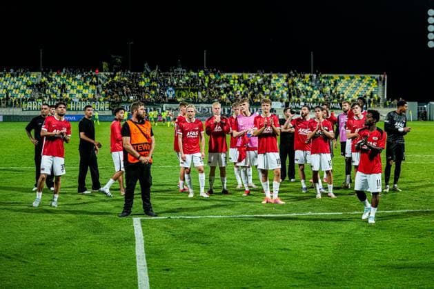 2025-10-02 AEK Larnaca FC v AZ Alkmaar - UEFA Conference League 2025 26 League Phase MD1 LARNACA, CYPRUS - OCTOBER 2: players of AZ Alkmaar thank the fans during the UEFA Conference League 2025 26 League Phase MD1 match between AEK Larnaca FC and AZ Alkmaar at AEK Arena on October 2, 2025 in Larnaca, Cyprus. Larnaca AEK Arena Cyprus Content not available for redistribution in The Netherlands directly or indirectly through any third parties. Copyright: xEdxvanxdexPolx