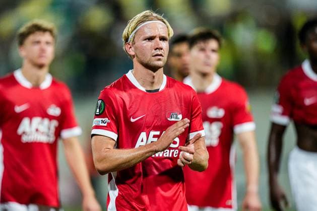 2025-10-02 AEK Larnaca FC v AZ Alkmaar - UEFA Conference League 2025 26 League Phase MD1 LARNACA, CYPRUS - OCTOBER 2: Matej Sin of AZ Alkmaar thanks the fans during the UEFA Conference League 2025 26 League Phase MD1 match between AEK Larnaca FC and AZ Alkmaar at AEK Arena on October 2, 2025 in Larnaca, Cyprus. Larnaca AEK Arena Cyprus Content not available for redistribution in The Netherlands directly or indirectly through any third parties. Copyright: xEdxvanxdexPolx