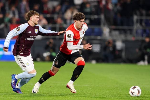 2025-10-02 Feyenoord v Aston Villa - UEFA Europa League, League phase, MD2 ROTTERDAM, NETHERLANDS - OCTOBER 2: Jordan Bos of Feyenoord is challenged by Harvey Elliott of Aston Villa during the UEFA Europa League, League phase, MD2 match between Feyenoord and Aston Villa at Stadion Feijenoord on October 2, 2025 in Rotterdam, Netherlands. Rotterdam Stadion Feijenoord Netherlands Content not available for redistribution in The Netherlands directly or indirectly through any third parties. Copyright: xHansxvanxderxValkx