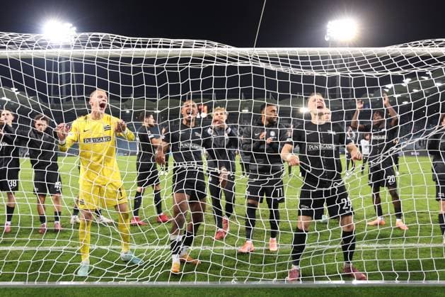 SOCCER - UEFA EL, Sturm vs Glasgow GRAZ,AUSTRIA,02.OCT.25 - SOCCER - UEFA Europa League, SK Sturm Graz vs Glasgow Rangers FC. Image shows the rejoicing of Oliver Christensen, Emanuel Aiwu and Dimitri Lavalee (Sturm).  GEPAxpictures xChrisxBauer