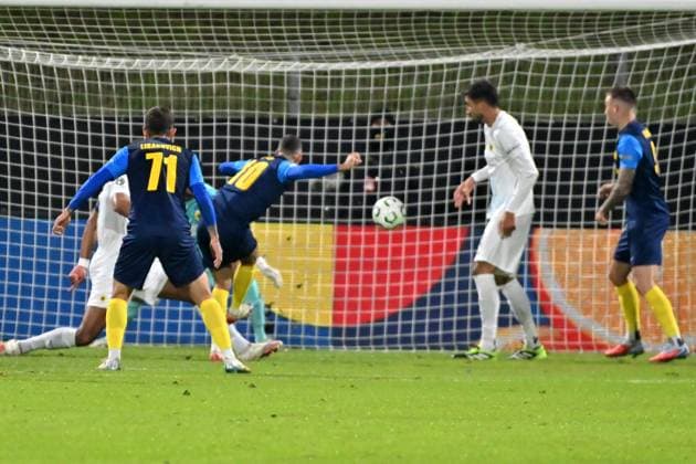 Celje, Slovenia, October 02nd 2025, Vitali Lisakovich of Celje (L) in action against Thomas Strakosha of AEK Athens (C) during the UEFA Conference League, League phase Matchday 1, between Celje (Slovenia) and AEK Athens (Greece) at Stadion Celje, Celje, Slovenia. (Photo by Igor Kupljenik Sports Press Photo) Copyright: xIgorxKupljenikx xSPPx Sportspressphoto_SPR36758