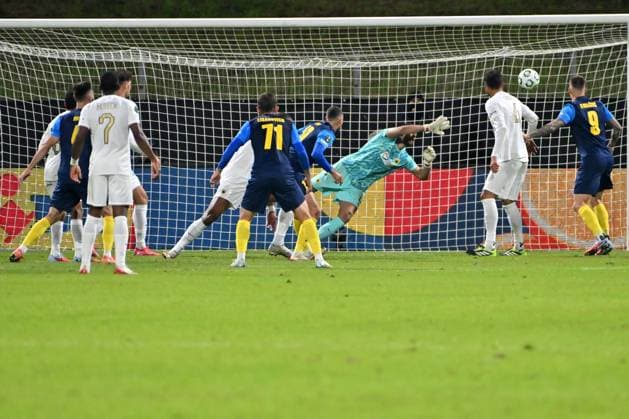Celje, Slovenia, October 02nd 2025, Franko Kovacevic of Celje (R) in action against Thomas Strakosha of AEK Athens (C) during the UEFA Conference League, League phase Matchday 1, between Celje (Slovenia) and AEK Athens (Greece) at Stadion Celje, Celje, Slovenia. (Photo by Igor Kupljenik Sports Press Photo) Copyright: xIgorxKupljenikx xSPPx Sportspressphoto_SPR36766