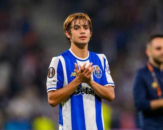 October 2, 2025, Porto, Porto, Portugal: RODRIGO MORA from FC Porto seen thanking the fans support during the UEFA Europe League 2025 26 match between FC Porto and Red Star Belgrade FK on October 02, 2025 at EstoÂ¡dio do Dragao, Porto, Portugal Porto Portugal - ZUMAl192 20251002_zsp_l192_057 Copyright: xMiguelxLemosx