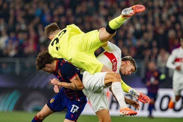 Switzerland UEFA Europa League 2025 26, FC Basel 1893 vs VfB Stuttgart St Jakob Park, Basel Goalkeeper Alexander Nübel Alexander Nubel 33 Stuttgart jumps in Ramon Hendriks 3 Stuttgart and Moritz Broschinski 17 Basel Copyright: xKjetilxWaberx
