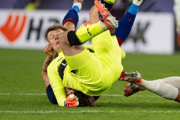 Switzerland UEFA Europa League 2025 26, FC Basel 1893 vs VfB Stuttgart St Jakob Park, Basel Goalkeeper Alexander Nübel Alexander Nubel 33 Stuttgart lands on Moritz Broschinski 17 Basel Copyright: xKjetilxWaberx