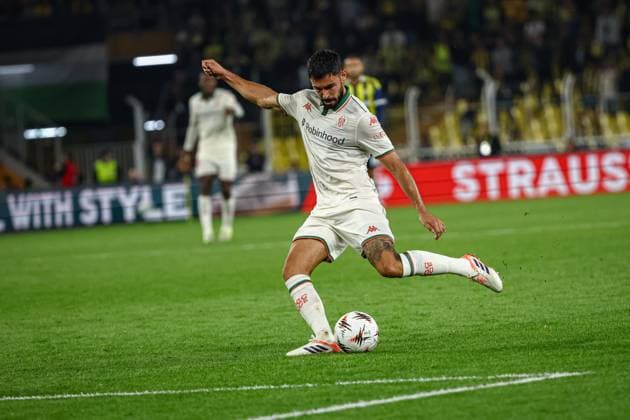 Fenerbahce vs Nice UEFA Europa League 2025-26 MD2 Morgan Sanson for OGC Nice kicks the ball during the match. Fenerbahce and Nice faced each other at UEFA Europa League 2025 26 League Phase MD2. The match took place in Ulker Fenerbahce Sukru Saracoglu Stadium on October 2, 2025. Istanbul Istanbul Turkey Copyright: xBurakxBasturkx