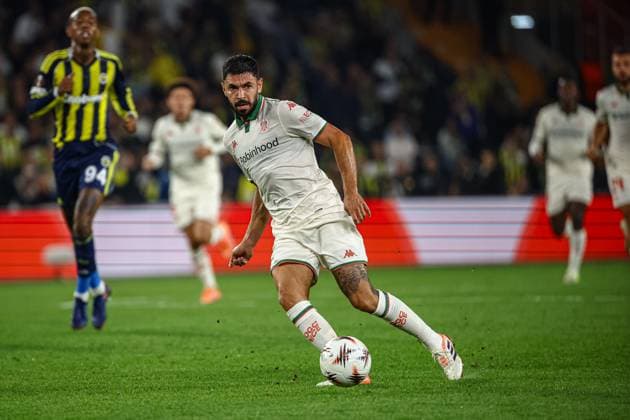 Fenerbahce vs Nice UEFA Europa League 2025-26 MD2 Morgan Sanson for OGC Nice in action during the match. Fenerbahce and Nice faced each other at UEFA Europa League 2025 26 League Phase MD2. The match took place in Ulker Fenerbahce Sukru Saracoglu Stadium on October 2, 2025. Istanbul Istanbul Turkey Copyright: xBurakxBasturkx