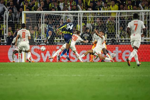 Fenerbahce vs Nice UEFA Europa League 2025-26 MD2 Anderson Talisca of Fenerbahce SK kicks the ball during the match. Fenerbahce and Nice faced each other at UEFA Europa League 2025 26 League Phase MD2. The match took place in Ulker Fenerbahce Sukru Saracoglu Stadium on October 2, 2025. Istanbul Istanbul Turkey Copyright: xBurakxBasturkx