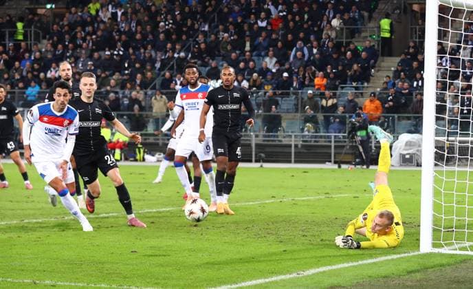 SK Sturm Graz v Rangers, Europa League, 2 October 2025 Sturm Graz goalkeeper Oliver Christensen makes another great save Graz Austria Copyright: xDanxWestwellx xSportPix.org.ukx