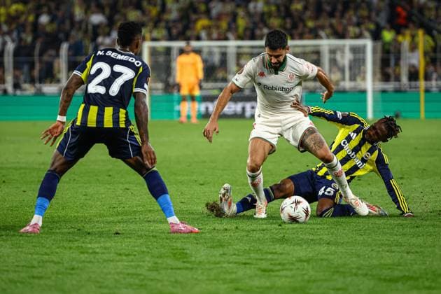 Fenerbahce vs Nice UEFA Europa League 2025-26 MD2 Morgan Sanson for OGC Nice vies the ball with Dorgeles Nene of Fenerbahce SK. Fenerbahce and Nice faced each other at UEFA Europa League 2025 26 League Phase MD2. The match took place in Ulker Fenerbahce Sukru Saracoglu Stadium on October 2, 2025. Istanbul Istanbul Turkey Copyright: xBurakxBasturkx