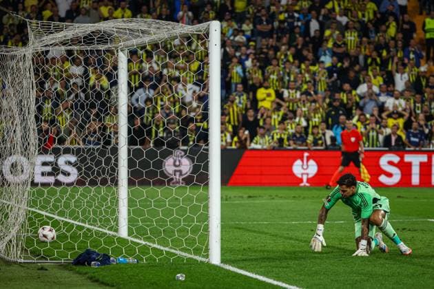 Fenerbahce vs Nice UEFA Europa League 2025-26 MD2 Santos Santana de Moraes of Fenerbahce SK can t stop penalty kick. Fenerbahce and Nice faced each other at UEFA Europa League 2025 26 League Phase MD2. The match took place in Ulker Fenerbahce Sukru Saracoglu Stadium on October 2, 2025. Istanbul Istanbul Turkey Copyright: xBurakxBasturkx