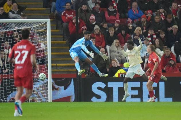 Lucas Ferreira of Shakhtar Donetsk scores his team s second goal Aberdeen vs Shakhtar Donetsk, UEFA Conference League, Group Stage, Football, Pittodrie, Aberdeen, Scotland, UK - 02 Oct 2025Aberdeen Pittodrie Scotland United Kingdom EDITORIAL USE ONLY No use with unauthorised audio, video, data, fixture lists, club league logos or live services. Online in-match use limited to 120 images, no video emulation. No use in betting, games or single club league player publications. Copyright: xPetexSummers Shutterstockx 15504060de