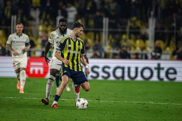 Fenerbahce vs Nice UEFA Europa League 2025-26 MD2 Ismail Yuksek of Fenerbahce SK protects the ball during the match. Fenerbahce and Nice faced each other at UEFA Europa League 2025 26 League Phase MD2. The match took place in Ulker Fenerbahce Sukru Saracoglu Stadium on October 2, 2025. Istanbul Istanbul Turkey Copyright: xBurakxBasturkx