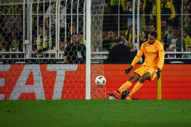 Fenerbahce vs Nice UEFA Europa League 2025-26 MD2 Yehvann Diouf for OGC Nice kicks the ball during the match. Fenerbahce and Nice faced each other at UEFA Europa League 2025 26 League Phase MD2. The match took place in Ulker Fenerbahce Sukru Saracoglu Stadium on October 2, 2025. Istanbul Istanbul Turkey Copyright: xBurakxBasturkx