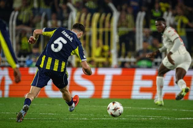 Fenerbahce vs Nice UEFA Europa League 2025-26 MD2 Ismail Yuksek of Fenerbahce SK kicks the ball during the match. Fenerbahce and Nice faced each other at UEFA Europa League 2025 26 League Phase MD2. The match took place in Ulker Fenerbahce Sukru Saracoglu Stadium on October 2, 2025. Istanbul Istanbul Turkey Copyright: xBurakxBasturkx