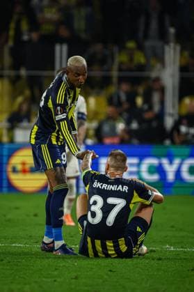 Fenerbahce vs Nice UEFA Europa League 2025-26 MD2 Anderson Talisca of Fenerbahce SK helps Milan Skriniar of Fenerbahce SK to stand up during the match. Fenerbahce and Nice faced each other at UEFA Europa League 2025 26 League Phase MD2. The match took place in Ulker Fenerbahce Sukru Saracoglu Stadium on October 2, 2025. Istanbul Istanbul Turkey Copyright: xBurakxBasturkx