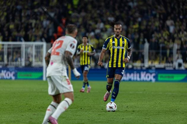 Fenerbahce vs Nice UEFA Europa League 2025-26 MD2 Archie Brown of Fenerbahce SK runs with the ball during the match. Fenerbahce and Nice faced each other at UEFA Europa League 2025 26 League Phase MD2. The match took place in Ulker Fenerbahce Sukru Saracoglu Stadium on October 2, 2025. Istanbul Istanbul Turkey Copyright: xBurakxBasturkx