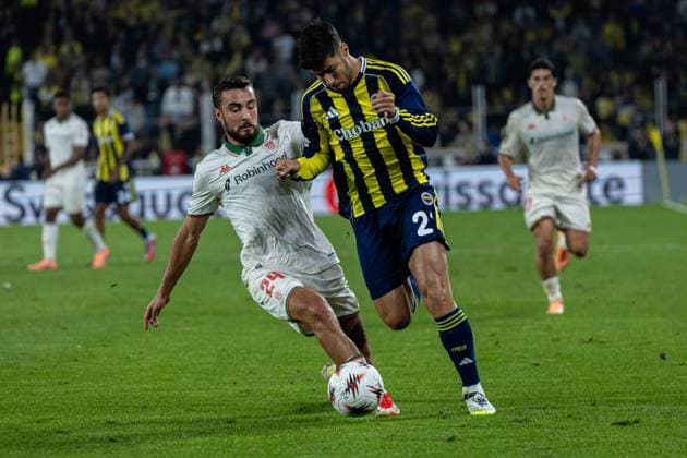 Fenerbahce vs Nice UEFA Europa League 2025-26 MD2 Marco Asensio of Fenerbahce SK vies for the ball with Charles Vanhoutte for OGC Nice. Fenerbahce and Nice faced each other at UEFA Europa League 2025 26 League Phase MD2. The match took place in Ulker Fenerbahce Sukru Saracoglu Stadium on October 2, 2025. Istanbul Istanbul Turkey Copyright: xBurakxBasturkx