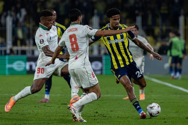 Fenerbahce vs Nice UEFA Europa League 2025-26 MD2 Jayden Oosterwolde of Fenerbahce SK kicks the ball during the match. Fenerbahce and Nice faced each other at UEFA Europa League 2025 26 League Phase MD2. The match took place in Ulker Fenerbahce Sukru Saracoglu Stadium on October 2, 2025. Istanbul Istanbul Turkey Copyright: xBurakxBasturkx