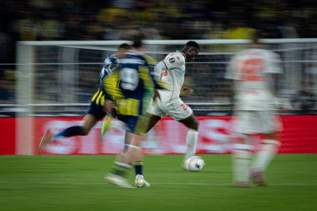 Fenerbahce vs Nice UEFA Europa League 2025-26 MD2 Tanguy Ndombele for OGC Nice runs with the ball during the match. Fenerbahce and Nice faced each other at UEFA Europa League 2025 26 League Phase MD2. The match took place in Ulker Fenerbahce Sukru Saracoglu Stadium on October 2, 2025. Istanbul Istanbul Turkey Copyright: xBurakxBasturkx