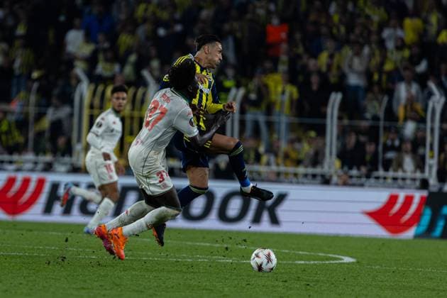 Fenerbahce vs Nice UEFA Europa League 2025-26 MD2 Irfan Can Kahveci of Fenerbahce SK vies for the ball during the match. Fenerbahce and Nice faced each other at UEFA Europa League 2025 26 League Phase MD2. The match took place in Ulker Fenerbahce Sukru Saracoglu Stadium on October 2, 2025. Istanbul Istanbul Turkey Copyright: xBurakxBasturkx