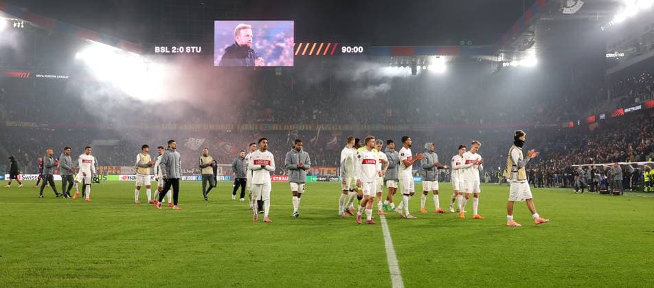 02 10 2025, Switzerland, Basel, Football UEFA Europa League, FC Basel vs VfB Stuttgart, Team VfB disappointed with the fans, Scoreboard with the final score 2 0, VfB coach Sebastian Hoeneß