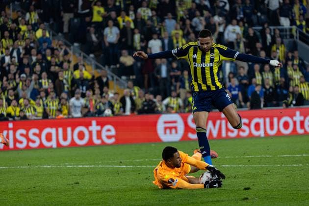 Fenerbahce vs Nice UEFA Europa League 2025-26 MD2 Yehvann Diouf for OGC Nice stops Youssef En-Nesyri of Fenerbahce SK during the match. Fenerbahce and Nice faced each other at UEFA Europa League 2025 26 League Phase MD2. The match took place in Ulker Fenerbahce Sukru Saracoglu Stadium on October 2, 2025. Istanbul Istanbul Turkey Copyright: xBurakxBasturkx
