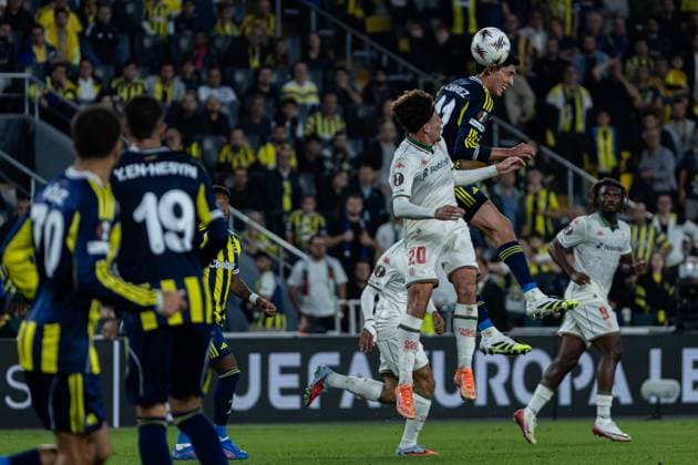 Fenerbahce vs Nice UEFA Europa League 2025-26 MD2 Edson Alvarez of Fenerbahce SK heads the ball during the match. Fenerbahce and Nice faced each other at UEFA Europa League 2025 26 League Phase MD2. The match took place in Ulker Fenerbahce Sukru Saracoglu Stadium on October 2, 2025. Istanbul Istanbul Turkey Copyright: xBurakxBasturkx