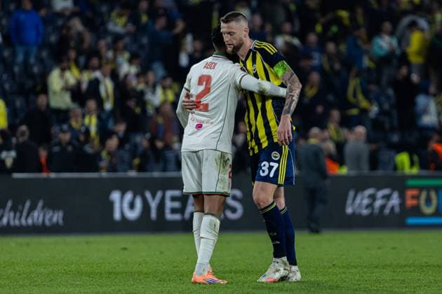 Fenerbahce vs Nice UEFA Europa League 2025-26 MD2 Ali Abdi for OGC Nice and Milan Skriniar of Fenerbahce SK hug after the match. Fenerbahce and Nice faced each other at UEFA Europa League 2025 26 League Phase MD2. The match took place in Ulker Fenerbahce Sukru Saracoglu Stadium on October 2, 2025. Istanbul Istanbul Turkey Copyright: xBurakxBasturkx