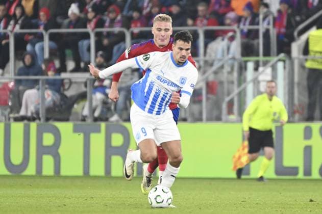 Oskar Repka (RAK) and Assad Al Hamlawi (UNI) during match the UEFA Conference League between Rakow Czestochowa vs Universitatea Craiova at the ArcelorMittal Park in Sosnowiec, Poland on October 2, 2025  Copyright: xMichalxDubiel IPAxSportx xipa-agency.netx xx IPA_66062361 IPA_Agency_IPA66062361