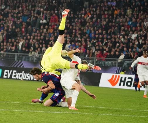 02 10 2025 Switzerland, Basel Football Men UEFA Europa League Season 2025 2026 FC Basel VFB Stuttgart 2 0 Bild Stuttgarts Torhueter Nuebel auf Moritz Broschinski FC Basel Aktion