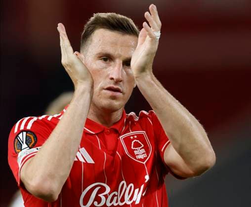 Nottingham Forest FC v FC Midtjylland - UEFA Europa League 2025 26 League Phase MD2 Chris Wood of Nottingham Forest applauds the fans after the UEFA Europa League 2025 26 League Phase MD2 match between Nottingham Forest FC and FC Midtjylland at City Ground on October 2, 2025 in Nottingham, England. Nottingham City Ground England United Kingdom Copyright: xEdxSykes Sportsphoto APLx 14136780