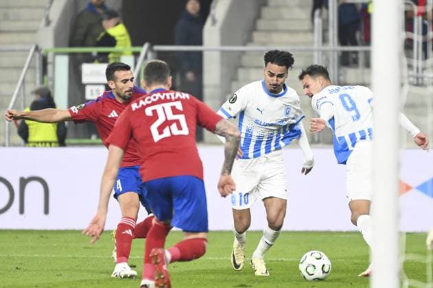 CALCIO - UEFA Conference League - Rakow Czestochowa vs Universitatea Craiova Stratos Svarnas (RAK) , Stefan Baiaram (UNI) and Assad Al Hamlawi (UNI) during match the UEFA Conference League between Rakow Czestochowa vs Universitatea Craiova at the ArcelorMittal Park in Sosnowiec, Poland on October 2, 2025 Sosnowiec Poland  Copyright: xIPAxSport ABACAx