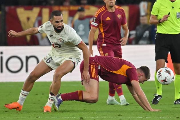 Soccer, Europa League match, AS Roma v Lille Nabil Bentaleb of Losc Lille,Evan Ferguson of AS Roma during the Europa League match between AS Roma v Lille at Olimpico stadium in Rome, Italy, Oct 02nd, 2025. Imago-Images Emmefoto Copyright: xImago-Images Emmefotox