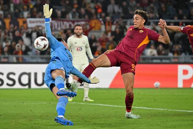Soccer, Europa League match, AS Roma v Lille Berke Ozer of Losc Lille,Neil El Aynaoui of AS Roma during the Europa League match between AS Roma v Lille at Olimpico stadium in Rome, Italy, Oct 02nd, 2025. Imago-Images Emmefoto Copyright: xImago-Images Emmefotox