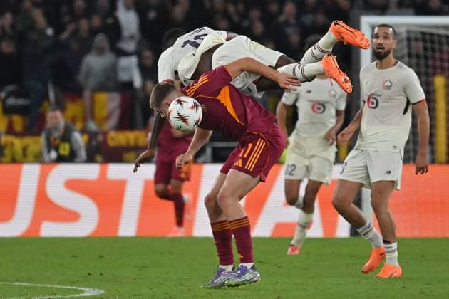 Soccer, Europa League match, AS Roma v Lille Chancel Mbemba of Losc Lille,Evan Ferguson of AS Roma during the Europa League match between AS Roma v Lille at Olimpico stadium in Rome, Italy, Oct 02nd, 2025. Imago-Images Emmefoto Copyright: xImago-Images Emmefotox