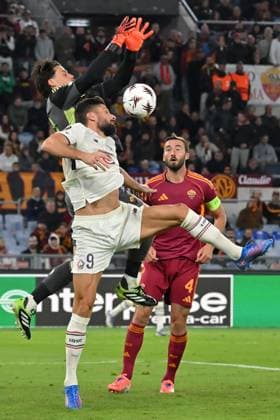 Soccer, Europa League match, AS Roma v Lille Mile Svilar of AS Roma,Olivier Giroud of Losc Lille,Bryan Cristante of AS Roma during the Europa League match between AS Roma v Lille at Olimpico stadium in Rome, Italy, Oct 02nd, 2025. Imago-Images Emmefoto Copyright: xImago-Images Emmefotox