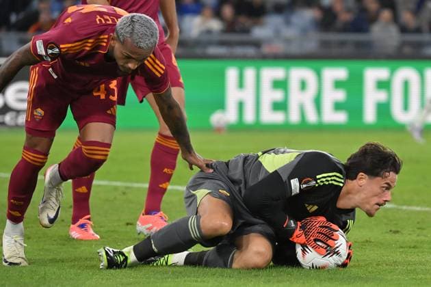 Soccer, Europa League match, AS Roma v Lille Moraes Ferreira da Silva Wesley of AS Roma,Mile Svilar of AS Roma during the Europa League match between AS Roma v Lille at Olimpico stadium in Rome, Italy, Oct 02nd, 2025. Imago-Images Emmefoto Copyright: xImago-Images Emmefotox