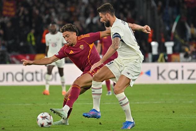 Soccer, Europa League match, AS Roma v Lille Neil El Aynaoui of AS Roma,Olivier Giroud of Losc Lille during the Europa League match between AS Roma v Lille at Olimpico stadium in Rome, Italy, Oct 02nd, 2025. Imago-Images Emmefoto Copyright: xImago-Images Emmefotox